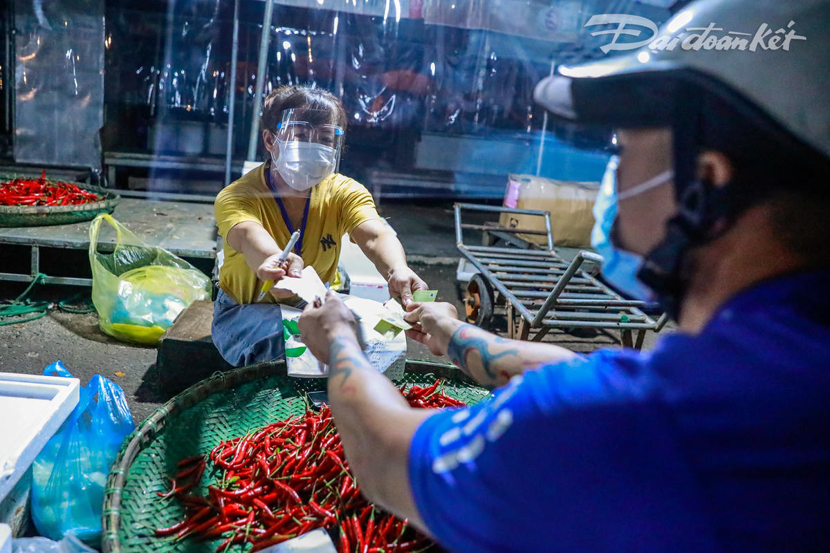 Nhiều tiểu thương đã phẩn khởi, vui mừng khi quay trở lại hoạt động buôn bán sau 25 ngày đóng cửa để đảm bảo phòng chống dịch bệnh.