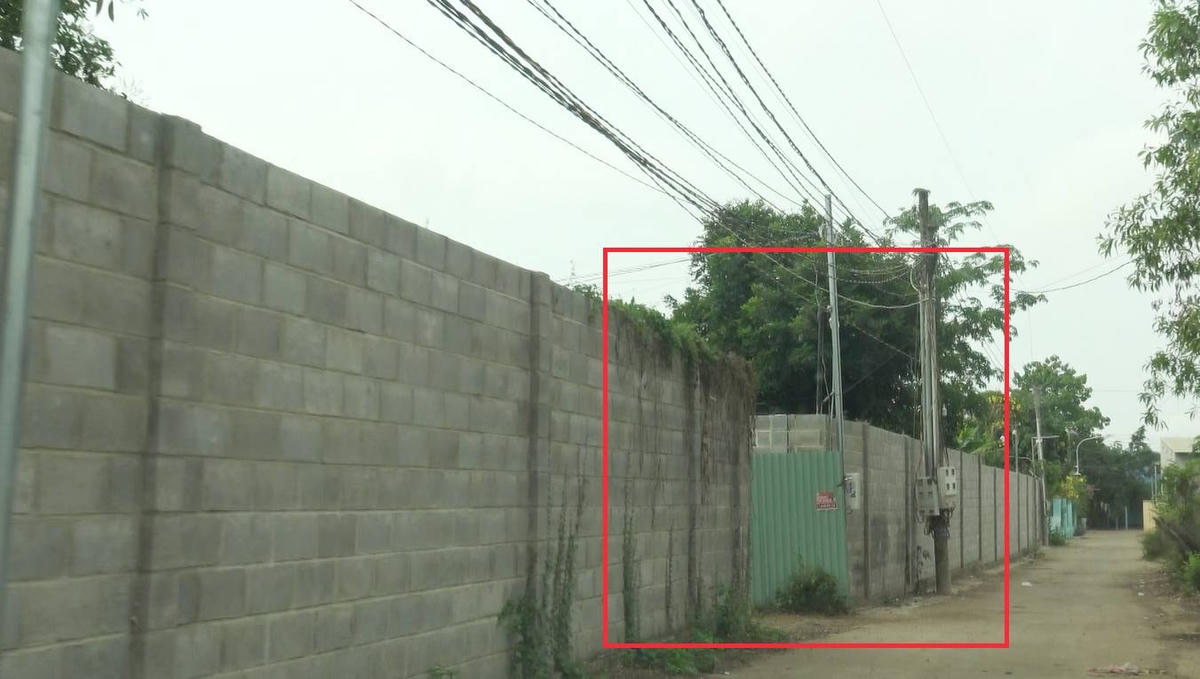 Toàn bộ kho hàng được che chắn bởi bức tường cao và chỉ có 1 lối ra vào duy nhất và bên trong kho rộng khoảng 400 m2 với rất nhiều mặt hàng phụ tùng, đồ chơi xe máy.  