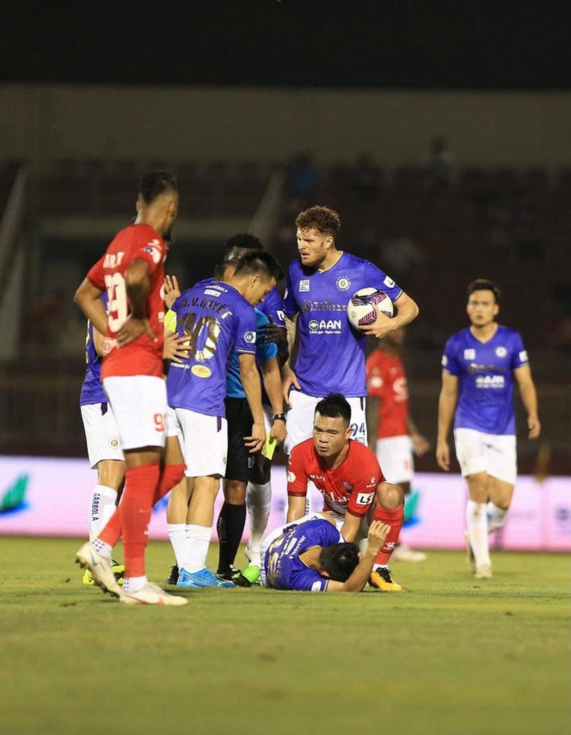 Pha vào bóng khiến Hùng Dũng gãy chân.