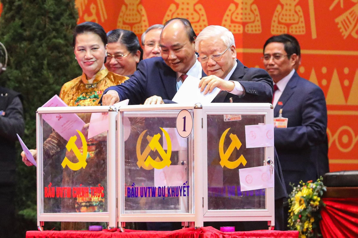 Tổng Bí thư, Chủ tịch nước Nguyễn Phú Trọng và các lãnh đạo Đảng, Nhà nước bỏ phiếu bầu Ban Chấp hành Trung ương khóa XIII.
