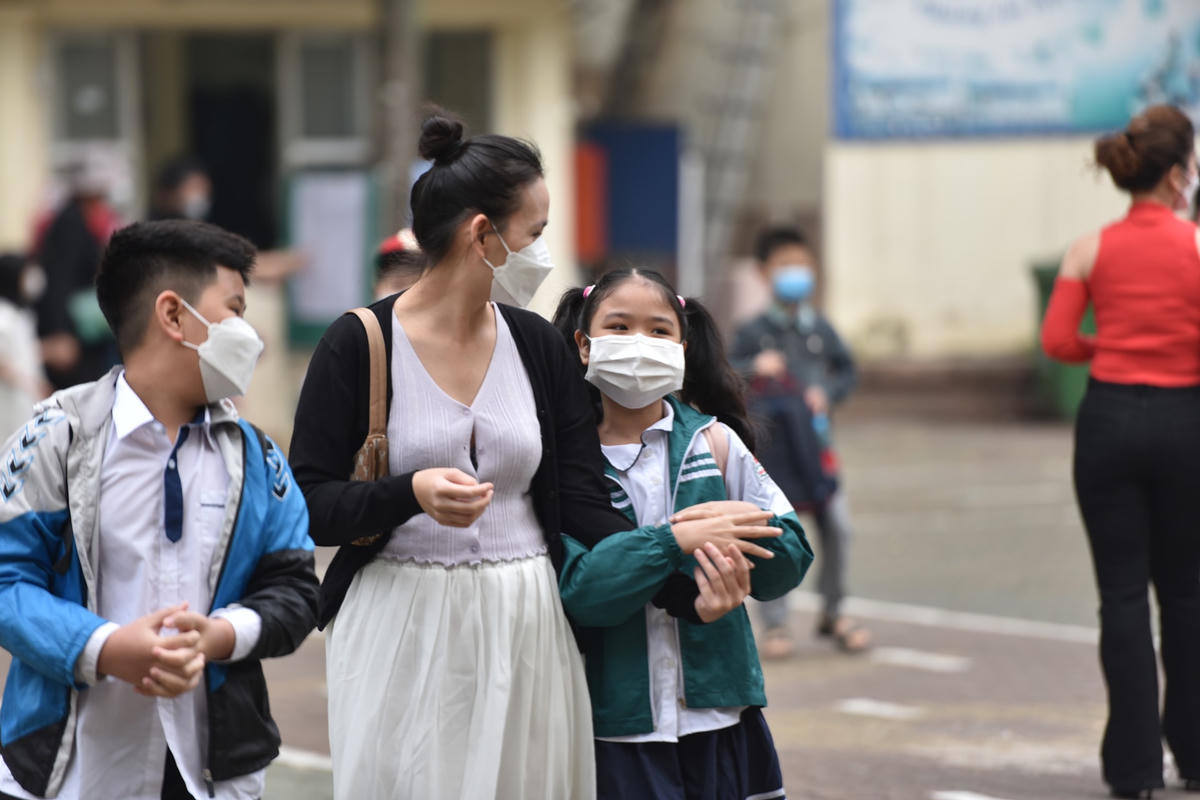 Phụ huynh phấn khởi đón học sinh tại Trường Tiểu học Kim Liên.