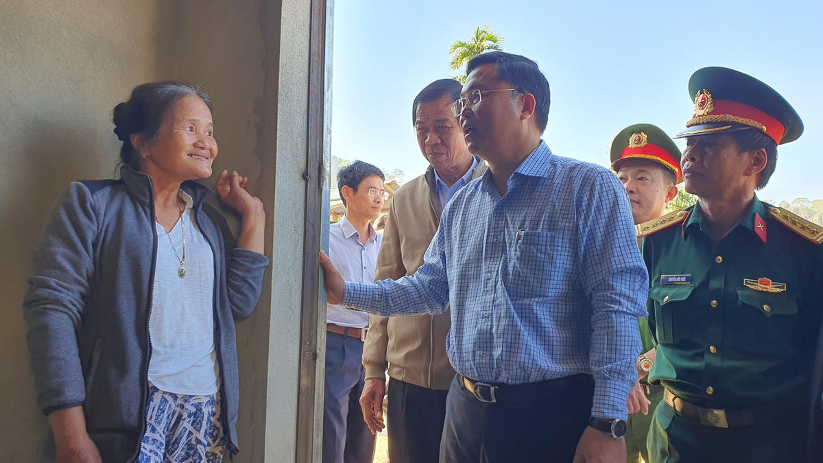 Ông Lê Trí Thanh thăm hỏi sức khỏe người dân vùng sạt lở Phước Sơn.