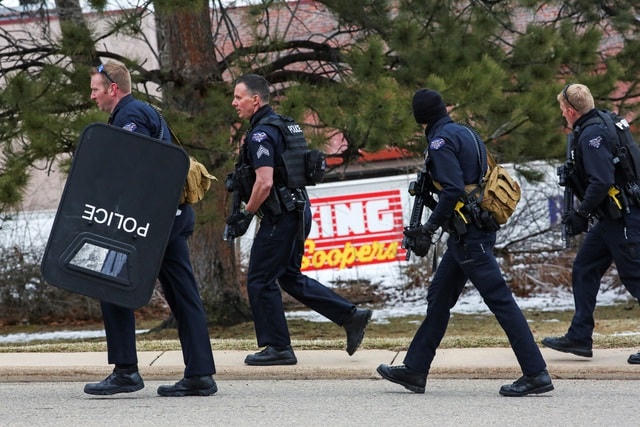 Một số hãng thông tấn, trong đó có Wall Street Journal và Sputnik, dẫn nguồn tin từ lực lượng thực thi pháp luật cho biết ít nhất 6 người đã thiệt mạng trong vụ xả súng.  