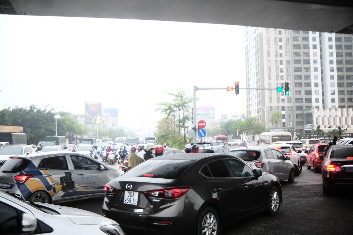 Cùng với đó, tại Hà Nội mưa rào làm các phương tiện di chuyển thêm khó khăn.