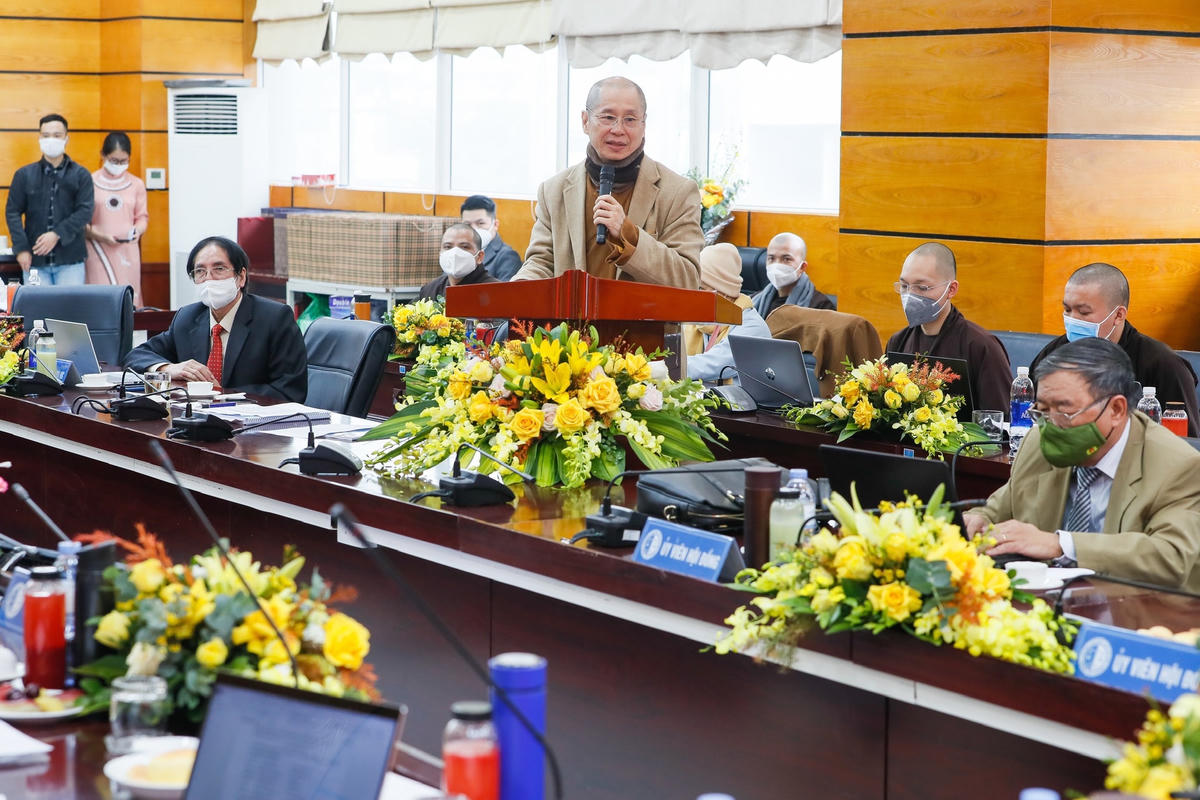 Thượng tọa Thích Chân Quang trình bày Luận án tốt nghiệp.