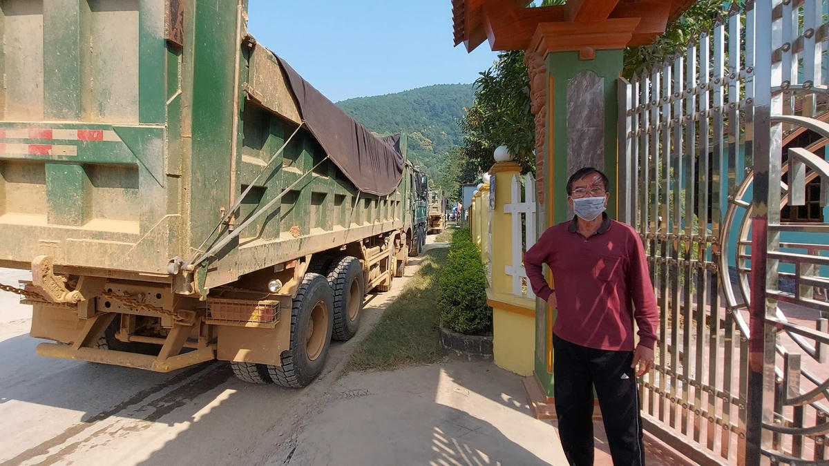 Ông Lê Vinh, người dân thôn Kim Sơn bức xúc vì những ảnh hưởng tiêu cực của xe quá tải trong thời gian qua.  