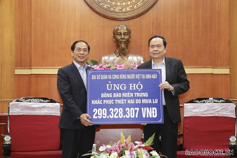 Thứ trưởng Thường trực Bộ Ngoại giao Bùi Thanh Sơn trao tiền quyên góp ủng hộ đồng bào bị lũ lụt của Đại sứ quán Việt Nam và cộng đồng người Việt ở Bruney tới Chủ tịch UBTƯ MTTQ Việt Nam Trần Thanh Mẫn; ngày 24/12. Ảnh: TG&VN.