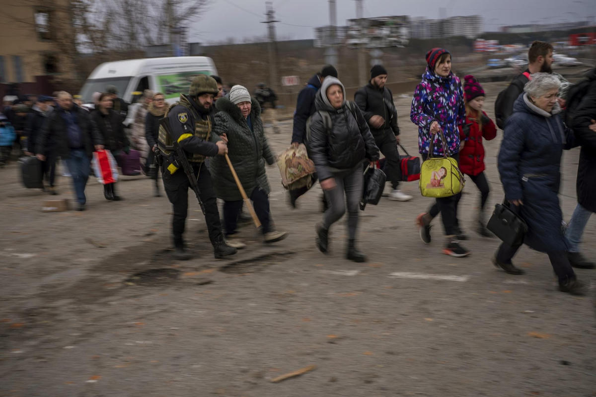 Người dân sơ tán khỏi thành phố Irpin, phía ngoại ô thủ đô Kiev, Ukraine. Ảnh: AP.