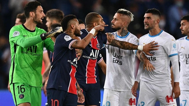 Neymar (số 10) tham gia vào cuộc tranh cãi. Ảnh: Reuters.  
