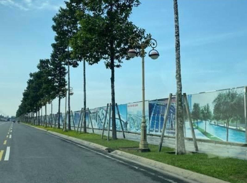 Bên ngoài khu đất vàng 43ha đã bị chuyển nhượng trái phép cho tư nhân.
