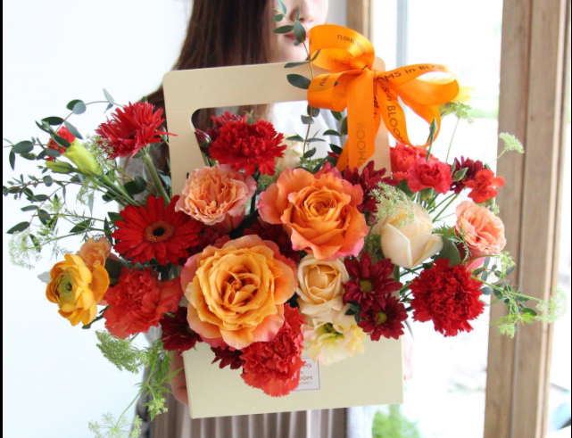 Các bó hoa có thể thay thế hoa hồng bằng các loại hoa tươi khác có giá thành ổn định. Nguồn: Ngọc Ánh.