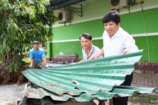 Thầy giáo Ngô Khắc Vũ (áo trắng) gắn bó với hoạt động thiện nguyện hơn 12 năm qua.  