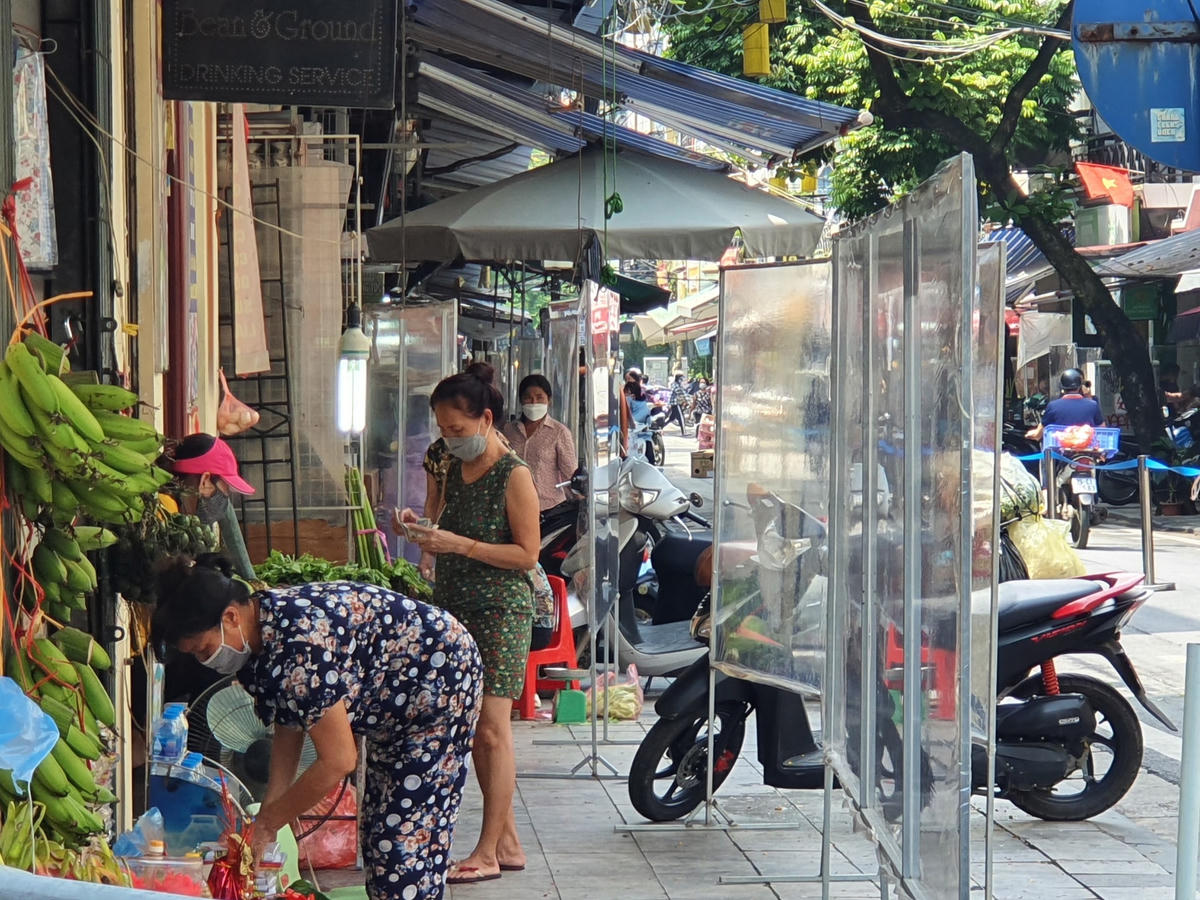 Mỗi gian hàng tại chợ đều có vách ngăn chống giọt bắn...