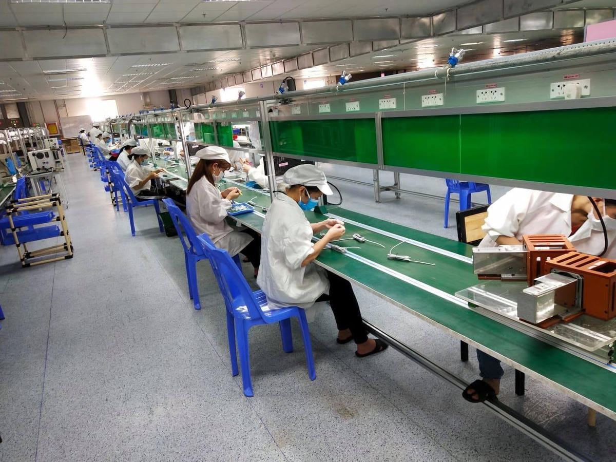 Xưởng sản xuất Công ty TNHH New Wing Interconnect Technology (KCN Vân Trung) bảo đảm khoảng cách an toàn trong quá trình sản xuất.