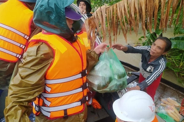 Cô Nguyễn Thị Hải Yến phát cơm cho người dân xã Hải Định.