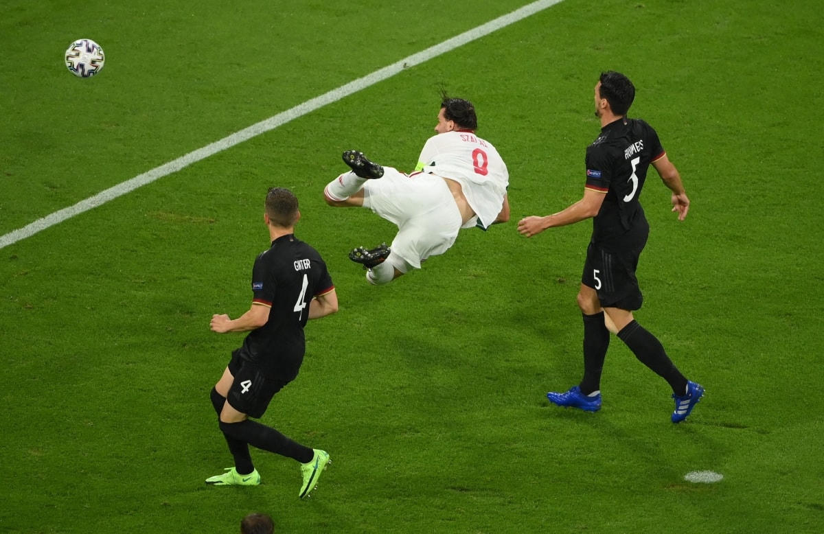 Szalai bật cao đánh đầu mở tỉ số cho đội tuyển Hungary.