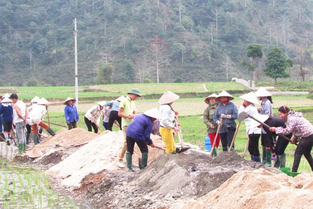 Người dân thôn Làng Cúng, xã Đạo Đức, huyện Vị Xuyên (Hà Giang) làm đường bê tông nội đồng. Ảnh: Nguyễn Phương.