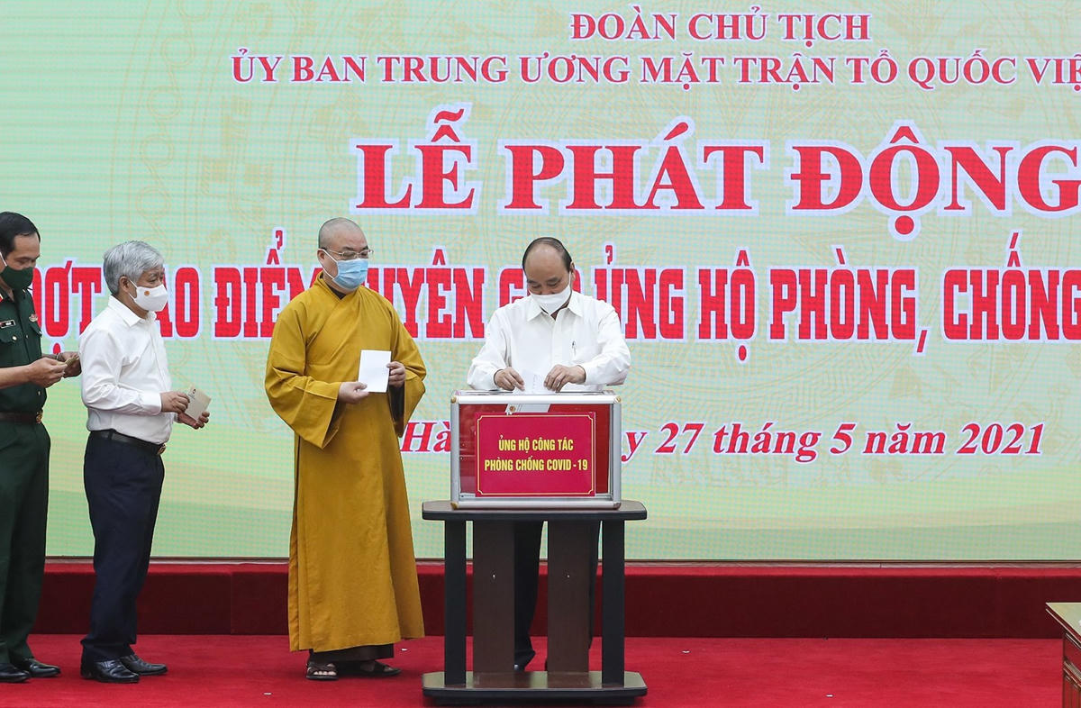 Chủ tịch nước Nguyễn Xuân Phúc ủng hộ phòng, chống dịch Covid-19. Ảnh: Quang Vinh.