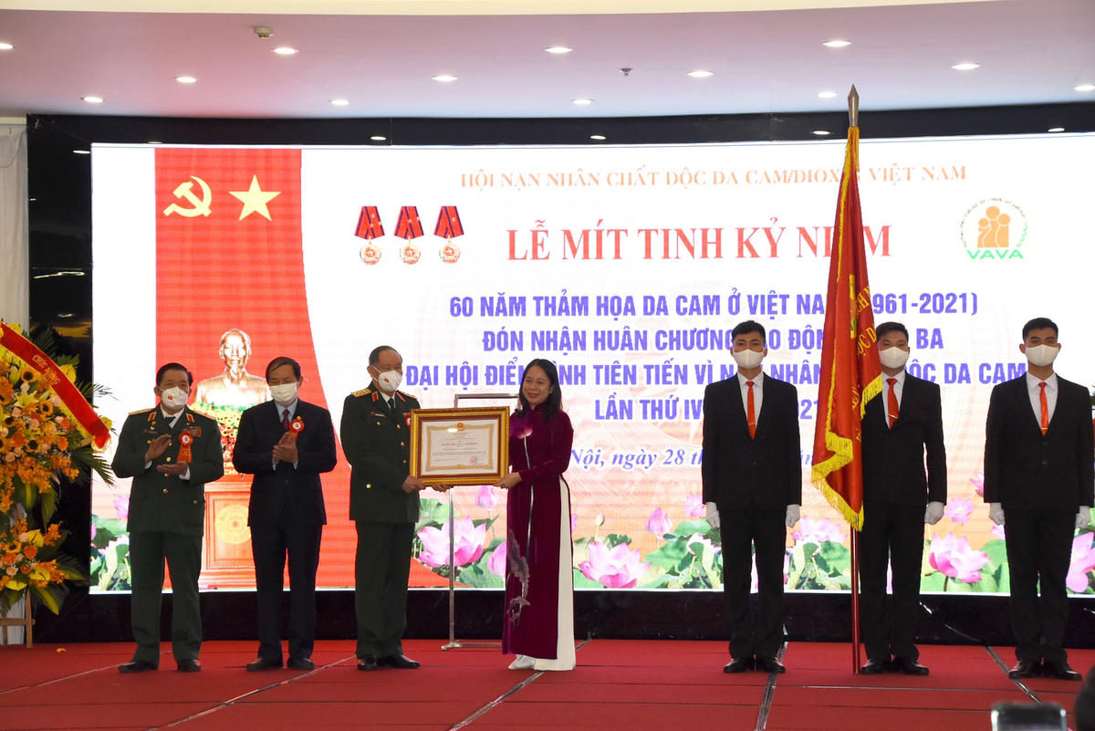 Phó Chủ tịch nước Võ Thị Ánh Xuân trao Huân chương Lao động hạng Ba cho Trung ương Hội Nạn nhân chất độc da cam/dioxin Việt Nam.