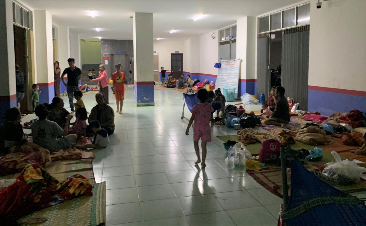 Bà con nhân dân thôn Phước Thiện (xã Bình Hải) trú bão an toàn tại Khu tập thể Vạn Tường.
