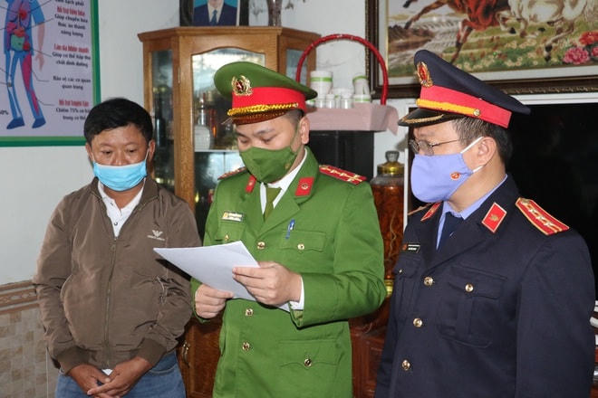 Cơ quan công an đọc lệnh bắt tạm giam đối với Hoàng Hữu Sơn (47 tuổi), Giám đốc Công ty Cổ phần xây dựng thủy lợi Đô Lương. Ảnh: Đức Vũ.