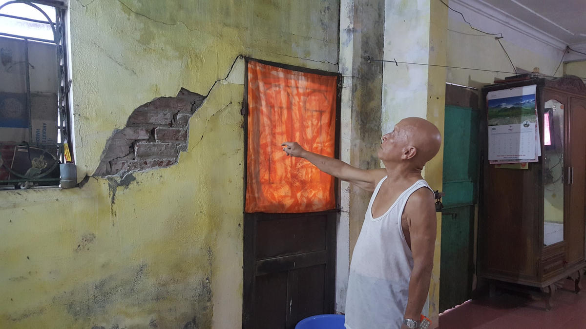 Cả trong lẫn ngoài nhà ông Trần Quang Thoại đều bị nứt toác.