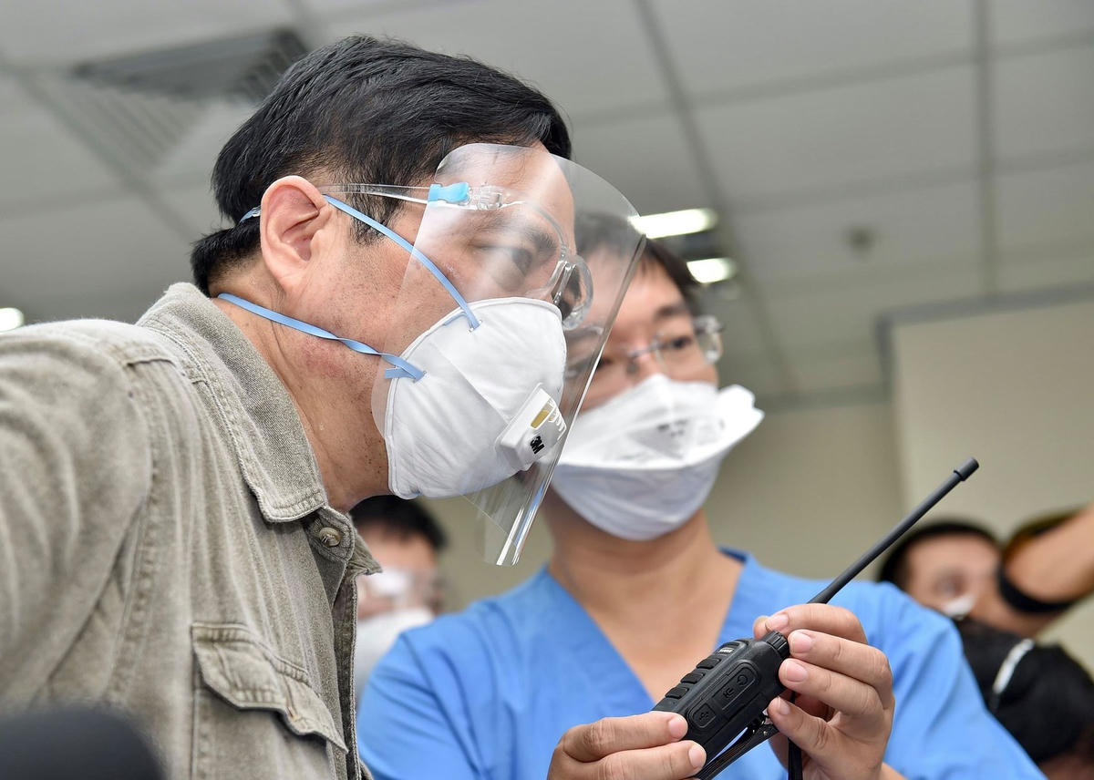 Thủ tướng thăm hỏi sức khỏe, động viên các bác sĩ, điều dưỡng của Bệnh viện Vinmec dương tính với Covid-19 (F0 không triệu chứng) vẫn tiếp tục tình nguyện ở lại chăm sóc bệnh nhân F0 khác. 