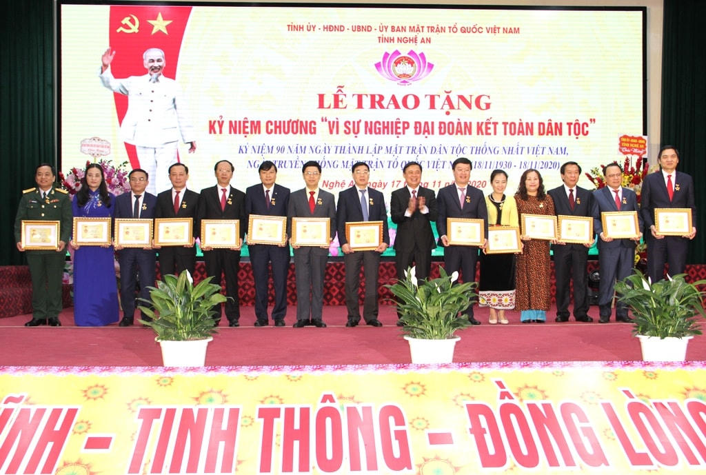Trao kỷ niệm chương vì sự nghiệp Đại Đoàn kết cho nhiều lãnh đạo chủ chốt tỉnh Nghệ An
