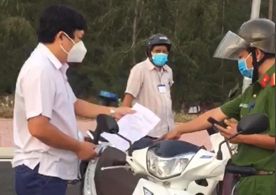 Ông Lê Xuân Hà bị Tổ công tác kiểm tra, lập biên bản vi phạm.