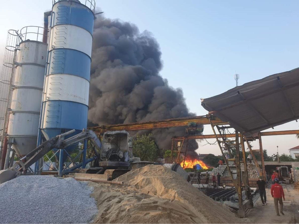 Tuy nhiên, do ngọn lửa bùng phát trên diện tích lớn nên công tác chữa cháy gặp nhiều khó khăn.