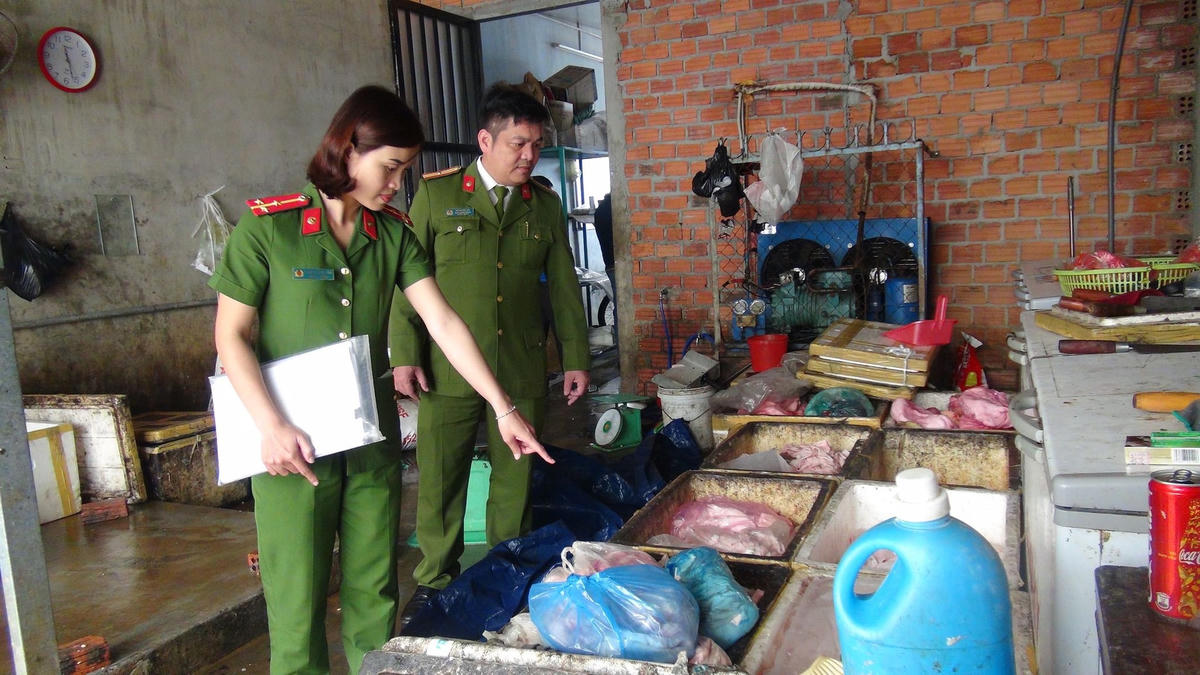 Lực lượng chức năng phát hiện cơ sở chế biến sản phẩm động vật không đảm bảo vệ sinh.