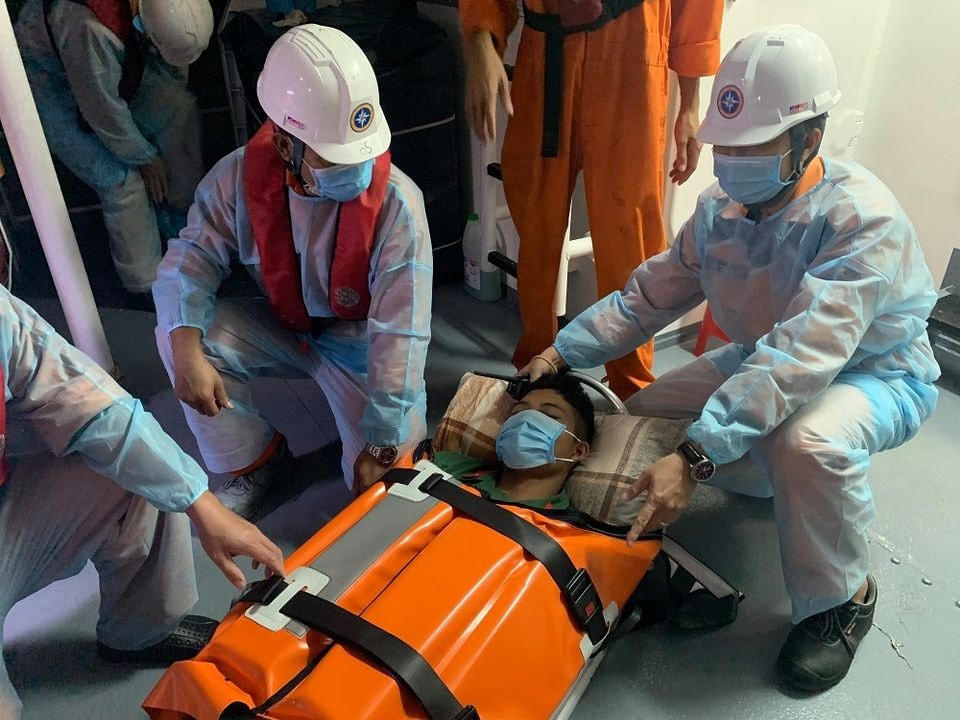 Các bệnh nhân ở đảo Cù Lào Chàm được đưa lên tàu an toàn.