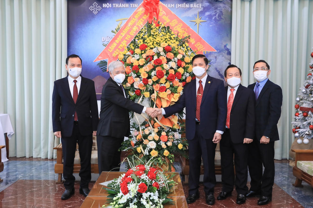 Chủ tịch Đỗ Văn Chiến chúc mừng Giáng sinh Hội thánh Tin lành Việt Nam (miền Bắc). Ảnh: Quang Vinh.