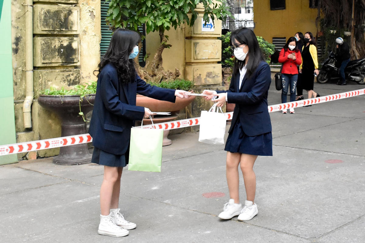 Học sinh Trường THPT Việt Đức được phát khẩu trang trong thời gian học trực tiếp tại trường.