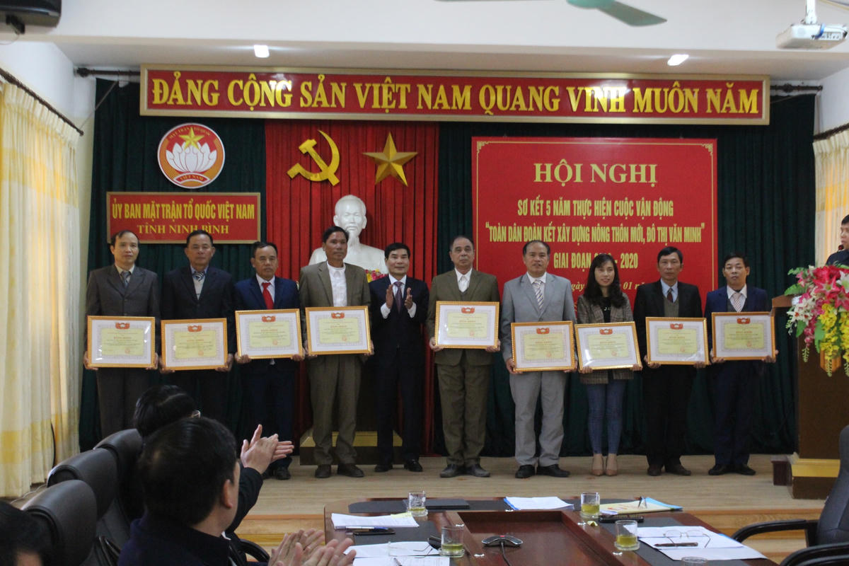 Nhiều cán bộ làm công tác Mặt trận tỉnh Ninh Bình được biểu dương, khen thưởng do hoàn thành xuất sắc nhiệm vụ được giao.