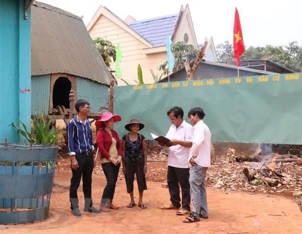 Tuyên truyền thông tin về cuộc bầu cử đến đồng bào vùng dân tộc thiểu số, vùng sâu, vùng xa.