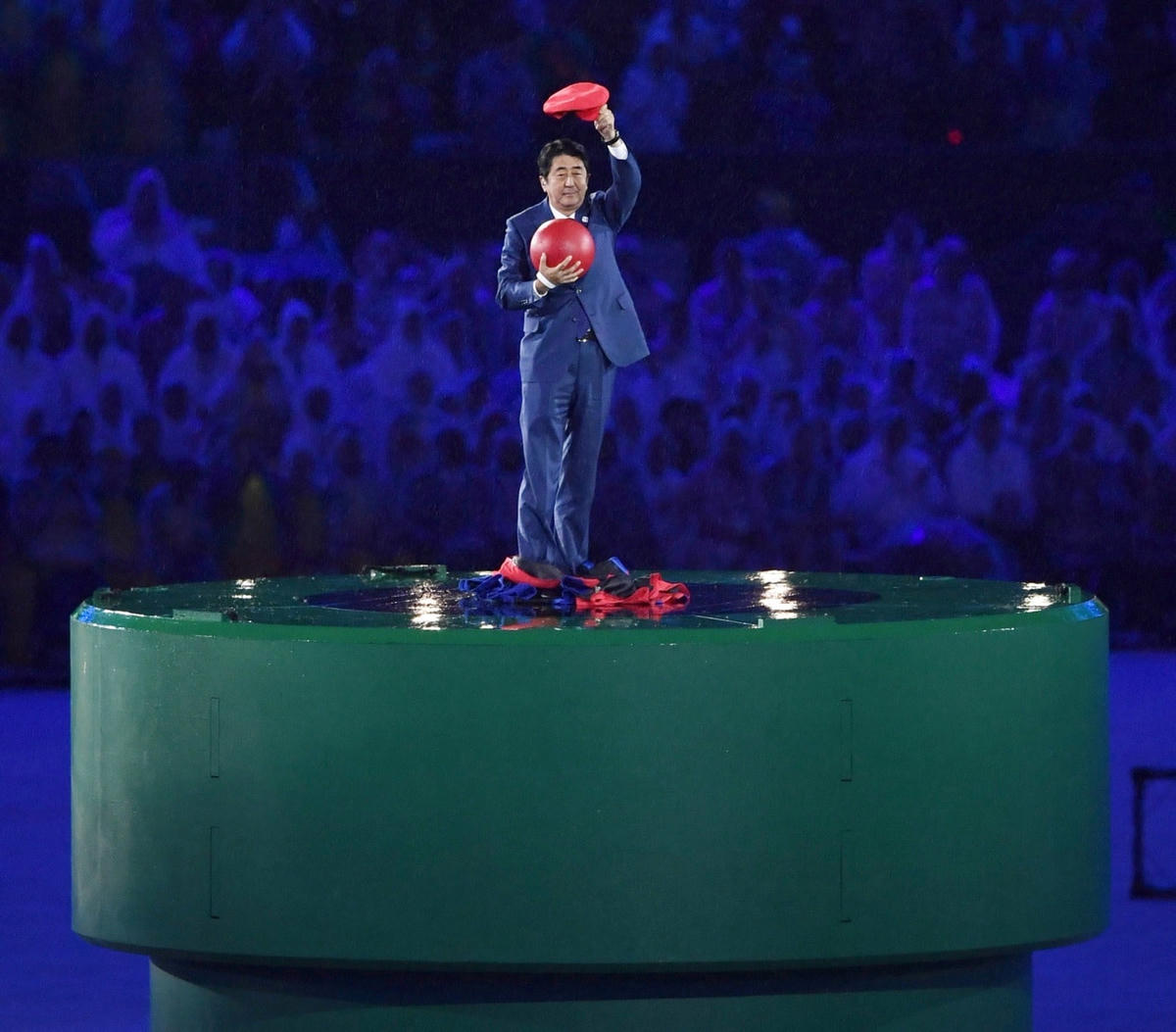 Ông Shinzo Abe từng có một màn xuất hiện đáng nhớ tại Olympic Rio 2016.
