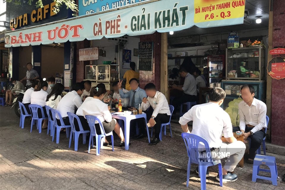 TP.Hồ Chí Minh yêu cầu hàng quán ăn uống ven đường chỉ bán hàng đem về