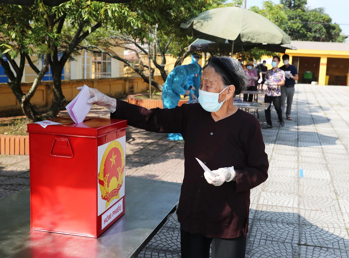 Bỏ phiếu tại khu cách ly ở Trung đoàn 833, Bộ Chỉ huy Quân sự tỉnh Bắc Ninh. Ảnh: Quang Vinh.  
