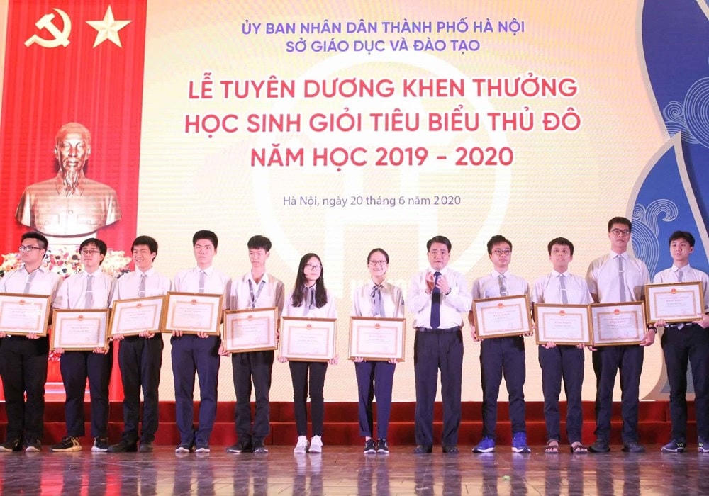 Chủ tịch UBND Thành phố Hà Nội Nguyễn Đức Chung trao tặng Bằng khen cho các học sinh tiêu biểu. Ảnh: TTXVN.