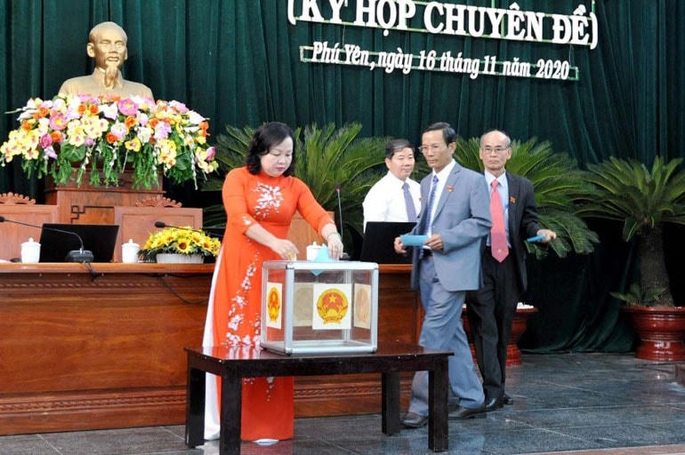 Các đại biểu bỏ phiếu bầu Chủ tịch UBND tỉnh Phú Yên. 