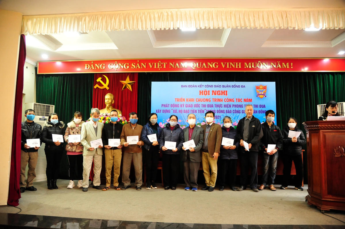 Ban Đoàn kết Công giáo quận trao quà cho các gia đình có hoàn cảnh khó khăn.