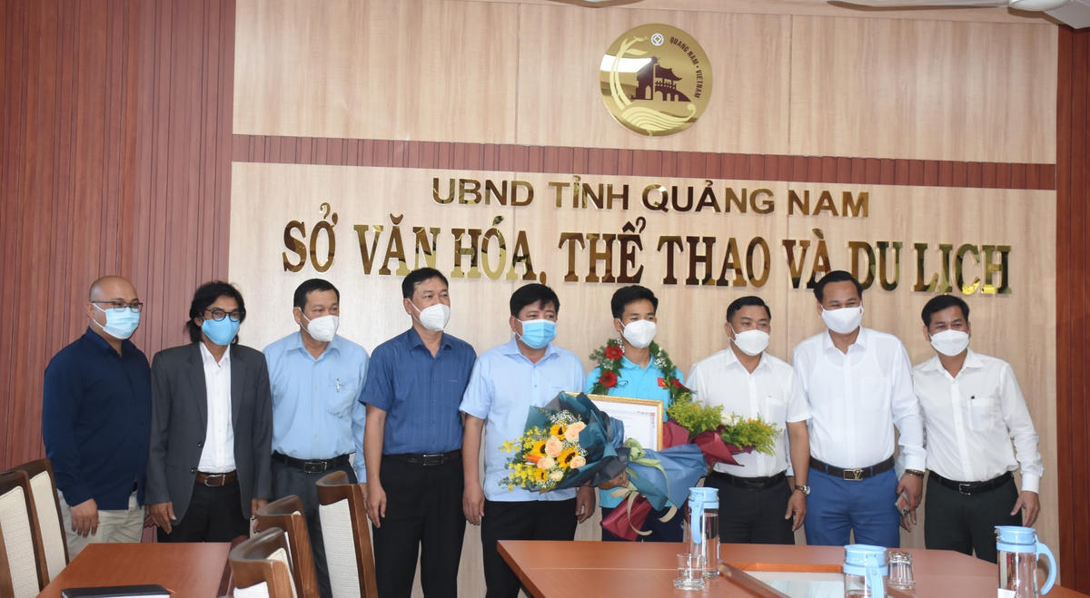 Cầu thủ Đinh Quý được đón tiếp nồng ấm tại Sở VHTTDL Quảng Nam.