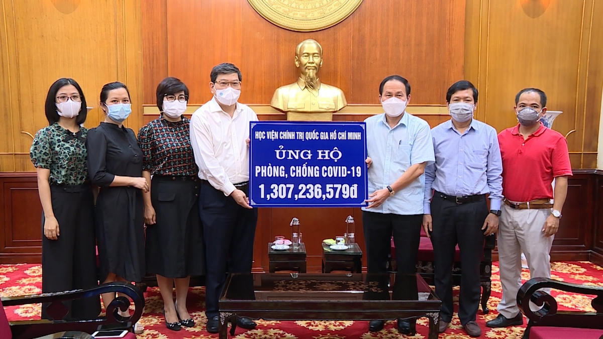 Phó Chủ tịch - Tổng Thư ký UBTƯ MTTQ Việt Nam Lê Tiến Châu tiếp nhận ủng hộ từ Học viện Chính trị Quốc gia Hồ Chí Minh.