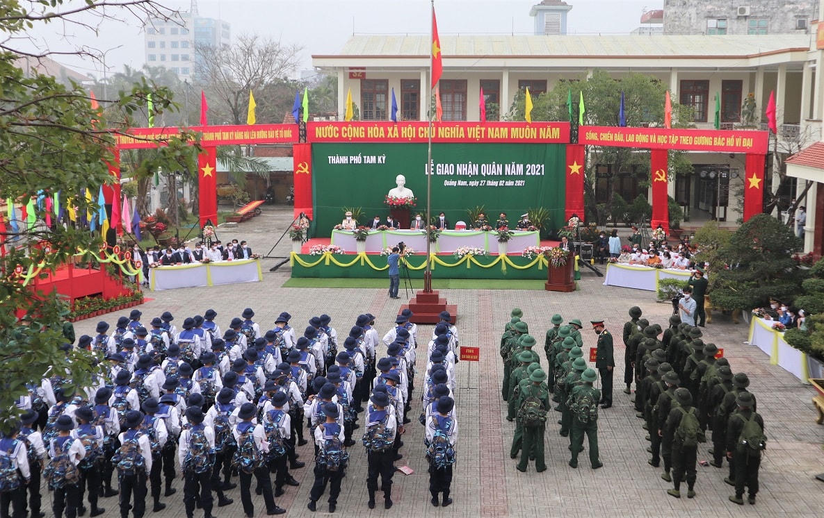 Quang cảnh Lễ giao quân ở TP Tam Kỳ.