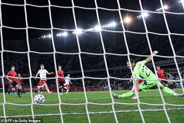 Kvaratskhelia gây sốc khi mở tỷ số 1-0 cho Gruzia.  
