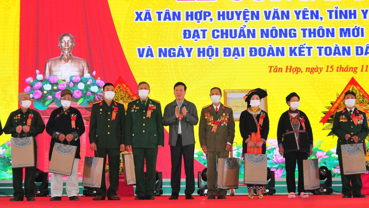 Thường trực Ban Bí thư Võ Văn Thưởng trao quà cho 10 hộ gia đình chính sách tiêu biểu trên địa bàn xã Tân Hợp.