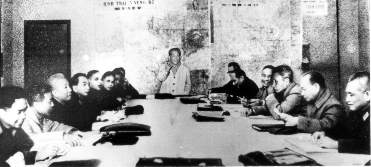 Hội nghị Bộ Chính trị mở rộng (18/12/1974 - 8/1/1975). Chủ trì Hội nghị là Bí thư Thứ nhất Ban Chấp hành Trung ương Đảng Lao động Việt Nam Lê Duẩn (đứng giữa); hàng bên trái, từ dưới lên, gồm: đồng chí Phạm Hùng (thứ 2), Đại tướng Võ Nguyên Giáp (thứ 4), đồng chí Lê Đức Thọ; hàng bên phải, từ dưới lên, gồm Đại tướng Văn Tiến Dũng, đồng chí Trường Chinh, đồng chí Phạm Văn Đồng.Tại Hội nghị này, Bộ Chính trị đã thông qua Kế hoạch chiến lược 2 năm 1975, 1976; nhấn mạnh cả năm 1975 là thời cơ và nếu thời cơ đến vào đầu hoặc cuối năm 1975 thì lập tức giải phóng miền Nam trong năm 1975.