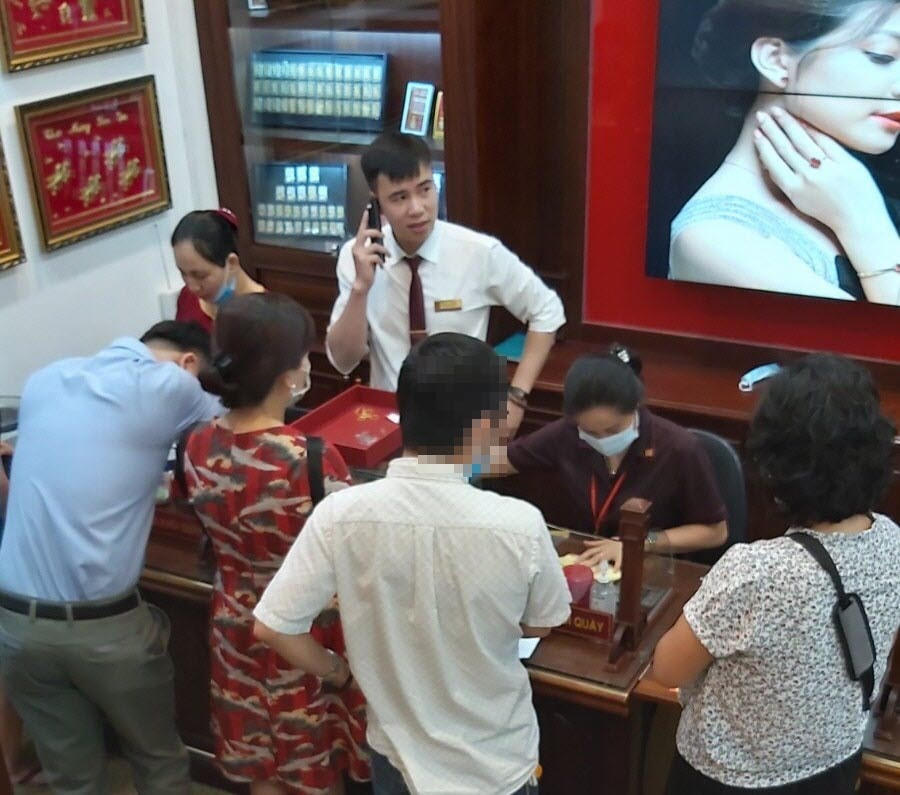 Nhiều người bán ra số lượng vàng rất lớn để chốt lời, các nhà vàng đều sử dụng phương thức chuyển khoản vào tài khoản ngân hàng cho người bán vàng để tránh rủi ro