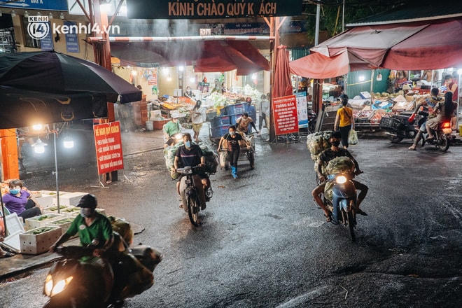 Do xe không được vào phía trong, một số tiểu thương tìm các cách khác để chuyển hàng vào trong. Nguồn: Kenh14.vn.